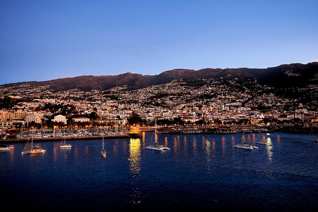 Blick vom Hafen auf das frühmorgentliche Funchal, Portugal, Europa