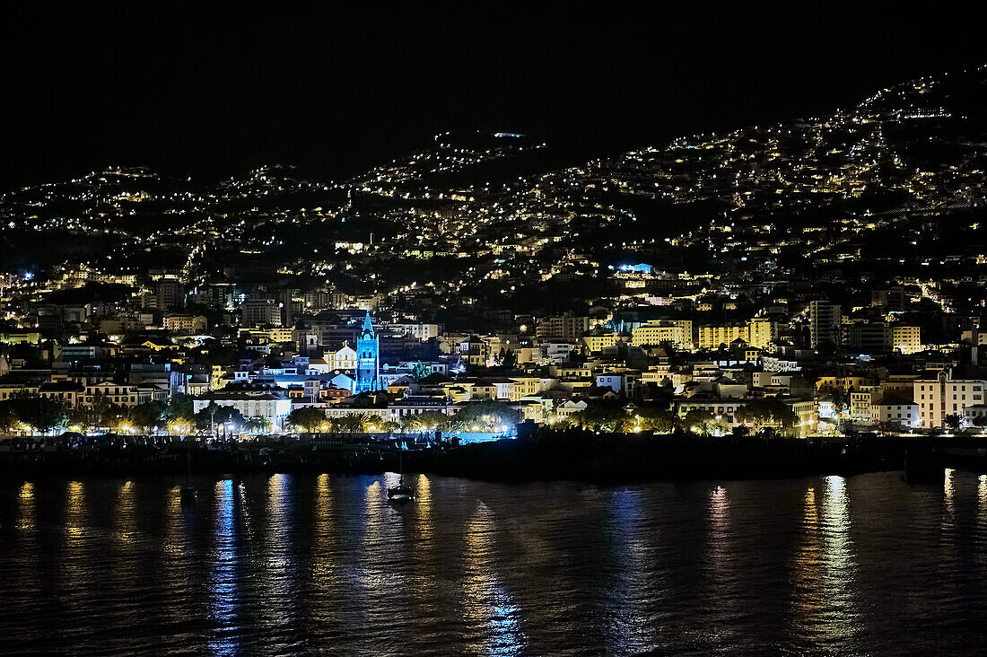 Blick vom Hafen auf das nächtliche Funchal mit der Kathedrale, Madeira, Portugal, Europa