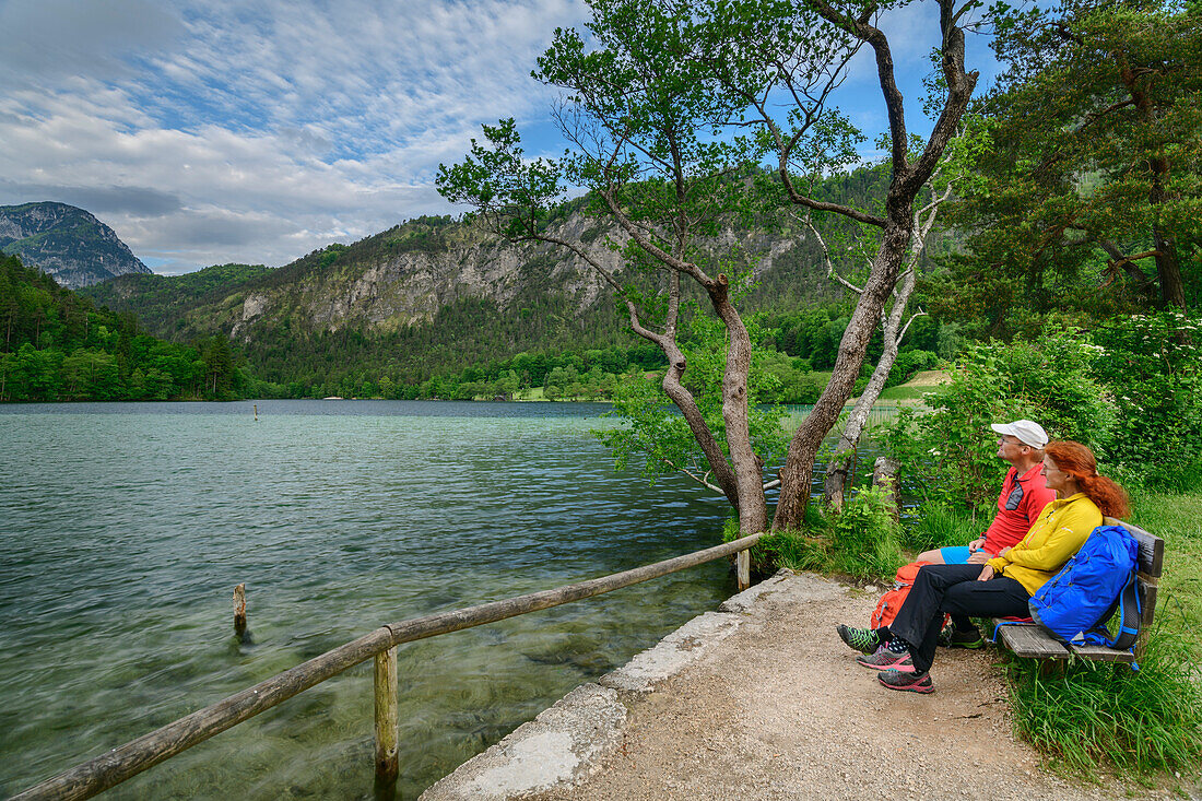 Mann und Frau beim Wandern sitzen auf Bank und blicken auf Thumsee, Thumsee, Berchtesgadener Alpen, Salzalpensteig, Oberbayern, Bayern, Deutschland