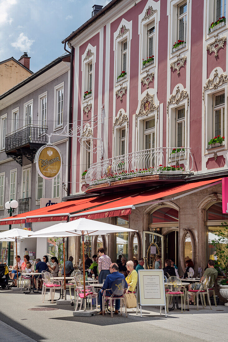 Straßenszene mit Cafe Zauner in Bad Ischl, Bad Ischl, Salzkammergut, Oberösterreich, Österreich