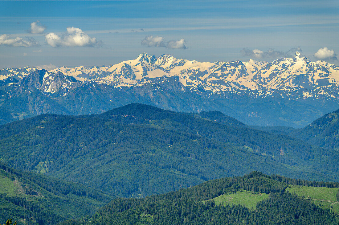 Blick auf Hohe Tauern mit Großglockner vom Rinderfeld, Dachstein, UNESCO Welterbe Hallstatt, Salzburg, Österreich