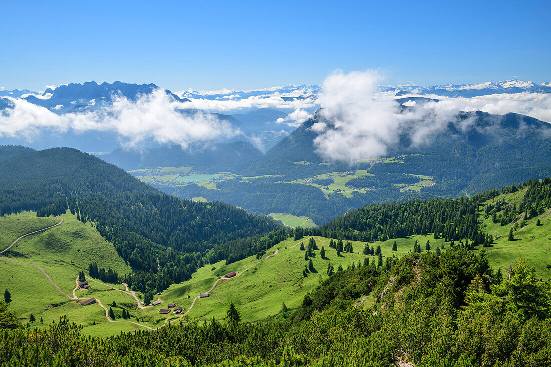 Blick vom Trainsjoch auf Wolkenstimmung mit Kaisergebirge und Hohe Tauern im Hintergrund, Trainsjoch, Mangfallgebirge, Bayerische Alpen, Oberbayern, Bayern, Deutschland