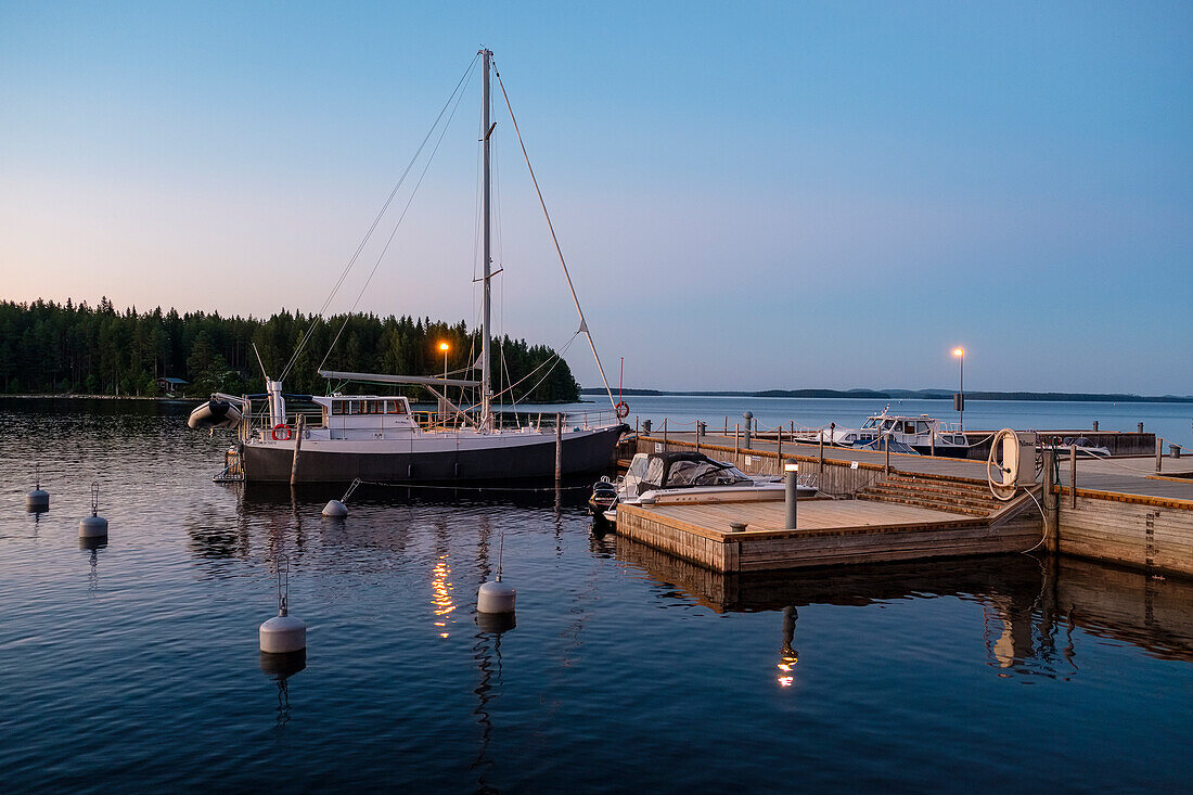 Yacht am Pielinen-See, Finnland