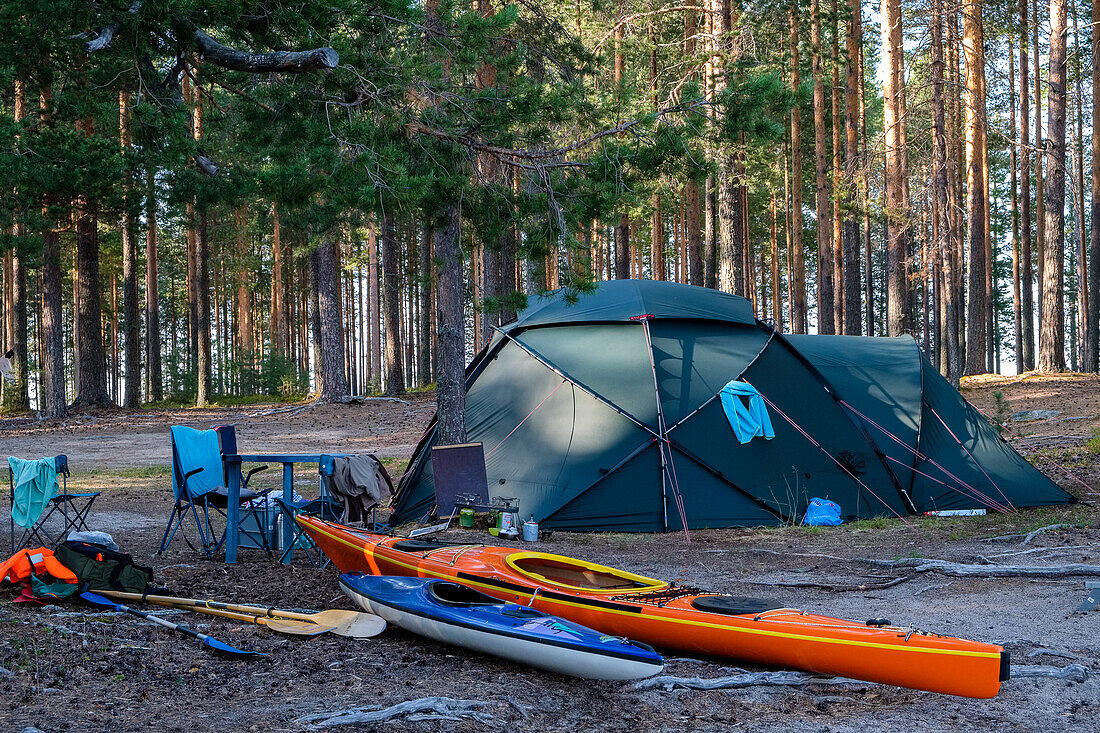 Zelt und Kajaks am Pielinen See, Finnland