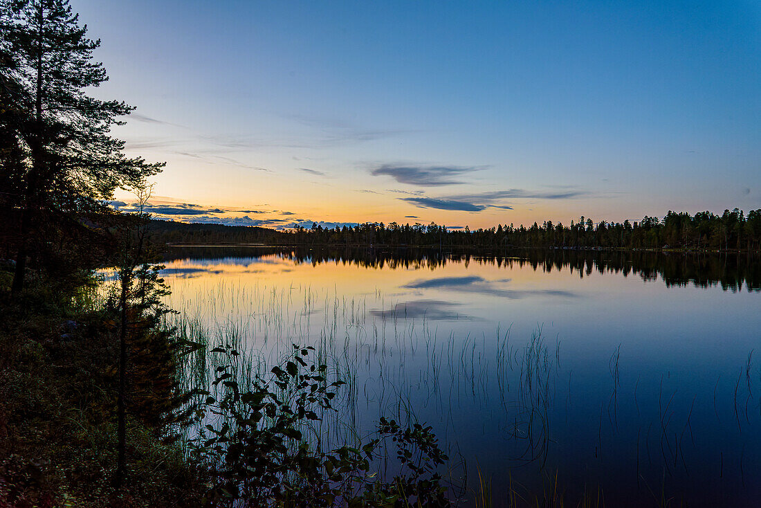 See im Abendlicht zwischen Juva und Sulkava führt die bekannte Kanutour Eichhörnchen Tour (Oravareitti) entlang, Finnische Seenplatte, Finnland