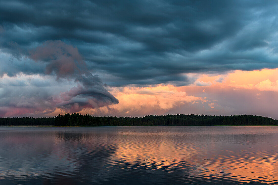 Lichtstimmung nach Gewitter im Patvinsuo-Nationalpark, Finnland