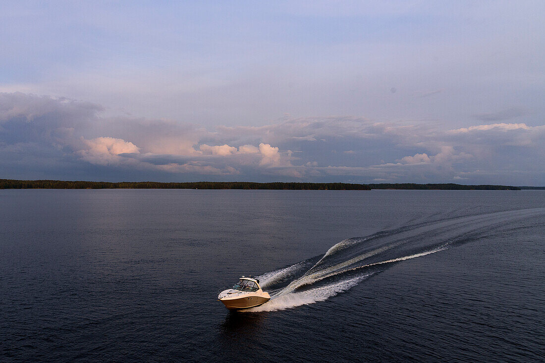 Motorboot auf der finnischen Seenplatte, Finnland