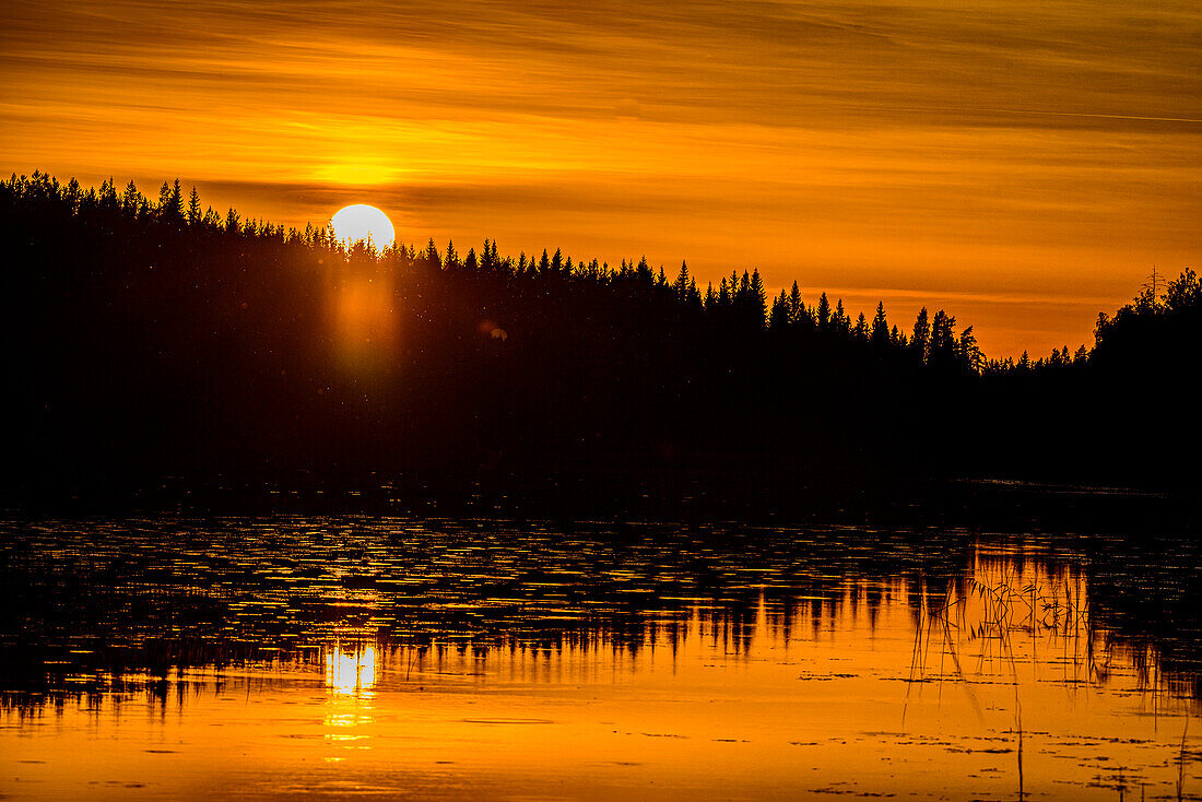 Sonnenuntergang,  Zwischen Juva und Sulkava führt die bekannte Kanutour Eichhörnchen Tour (Oravareitti) entlang, Finnische Seenplatte, Finnland