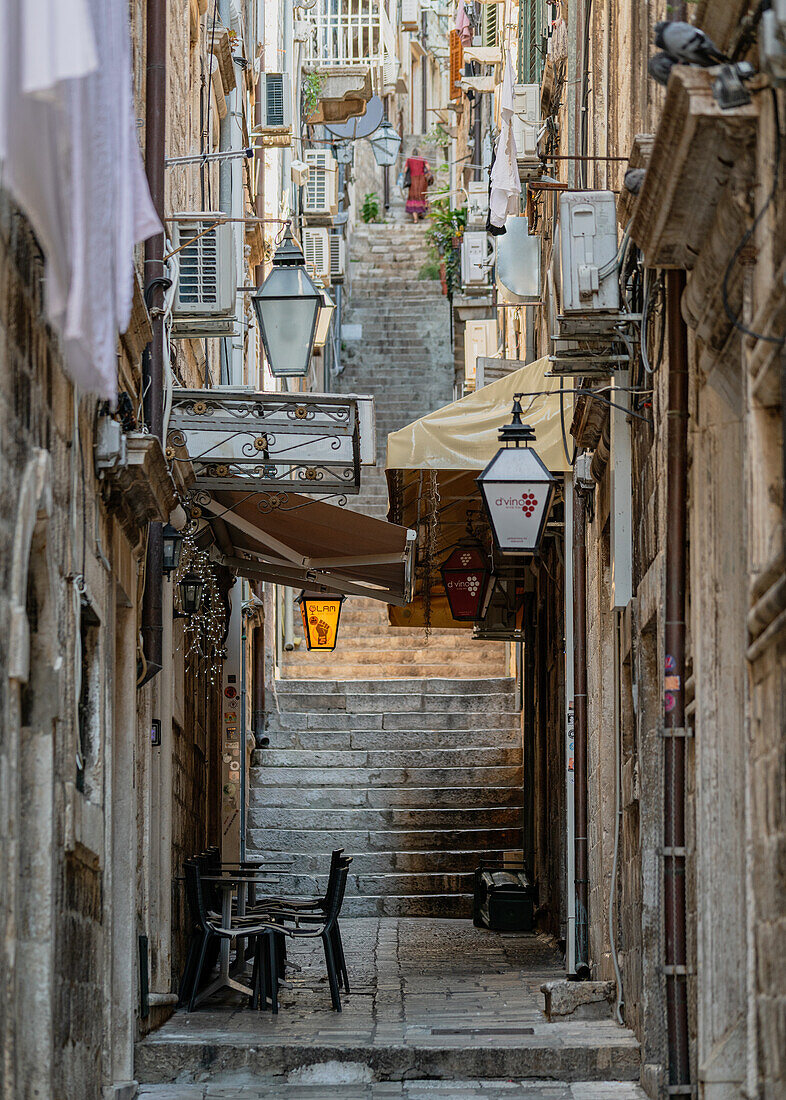 Durch die Gassen der Altstadt von Dubrovnik, Dalmatien, Kroatien.
