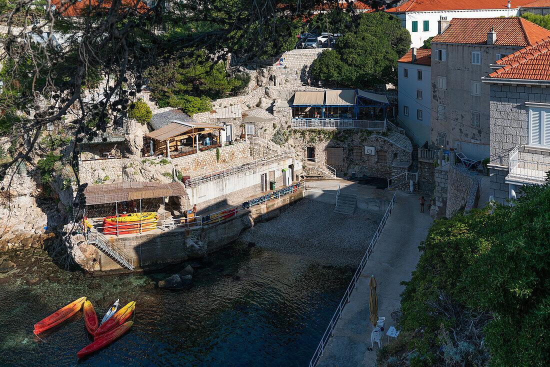 Versteckte kleine Badebucht außerhalb der Stadtmauern von Dubrovnik, Dalmatien, Kroatien.