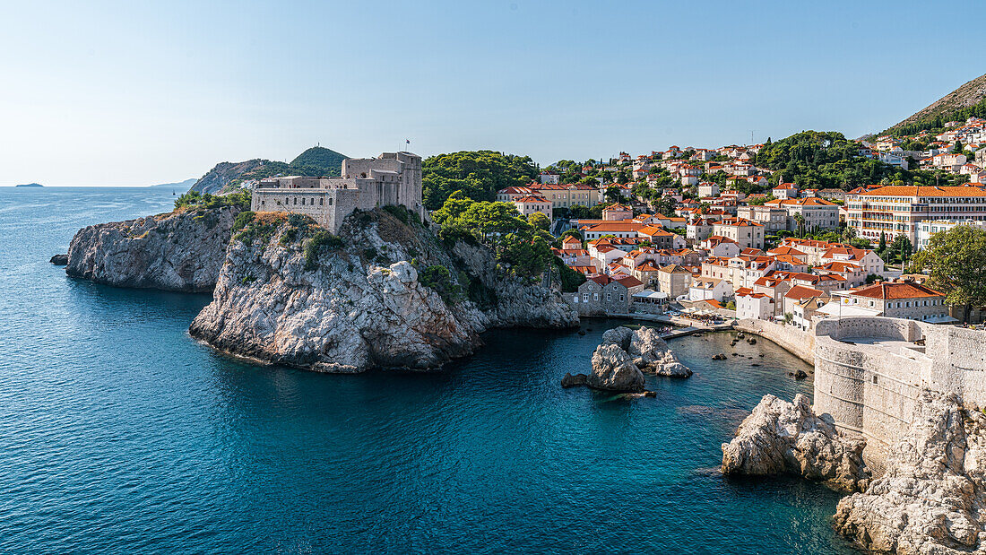 Blick von den Stadtmauern der Altstadt auf das Fort Lovrijenac in Dubrovnik, Dalmatien, Kroatien.