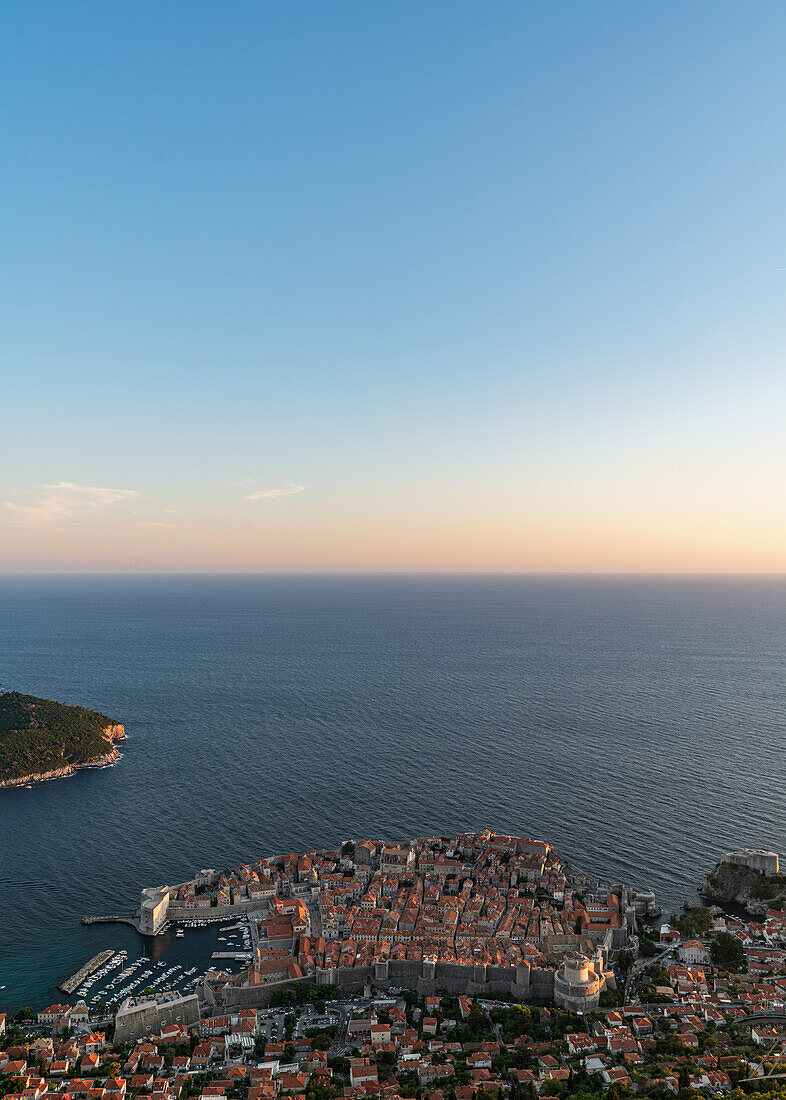 Blick vom Mount Srd hinunter auf die Altstadt von Dubrovnik, Dalmatien, Kroatien.