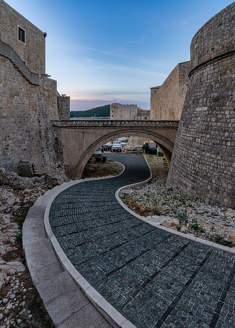 Weg zum Hafen der Altstadt von Dubrovnik, Dalmatien, Kroatien.