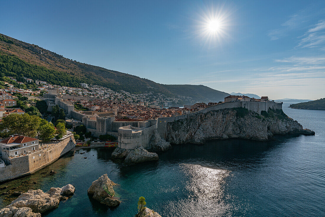 Blick vom Fort Lovrijenac auf die Altstadt von Dubrovnik, Dalmatien, Kroatien.