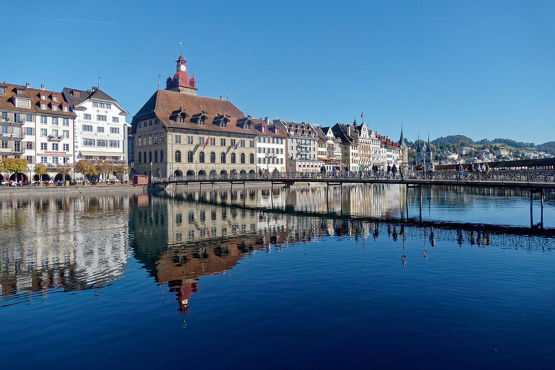 Luzern im Herbst, Fluss Reuss, Altstadt, Schweiz