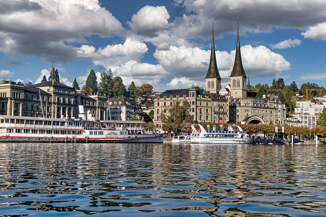 Luzern im Herbst, Vierwaldstätter See, Wilhelm Tell Raddampfer, Katholische Hofkirche St. Leodegar, Schweiz