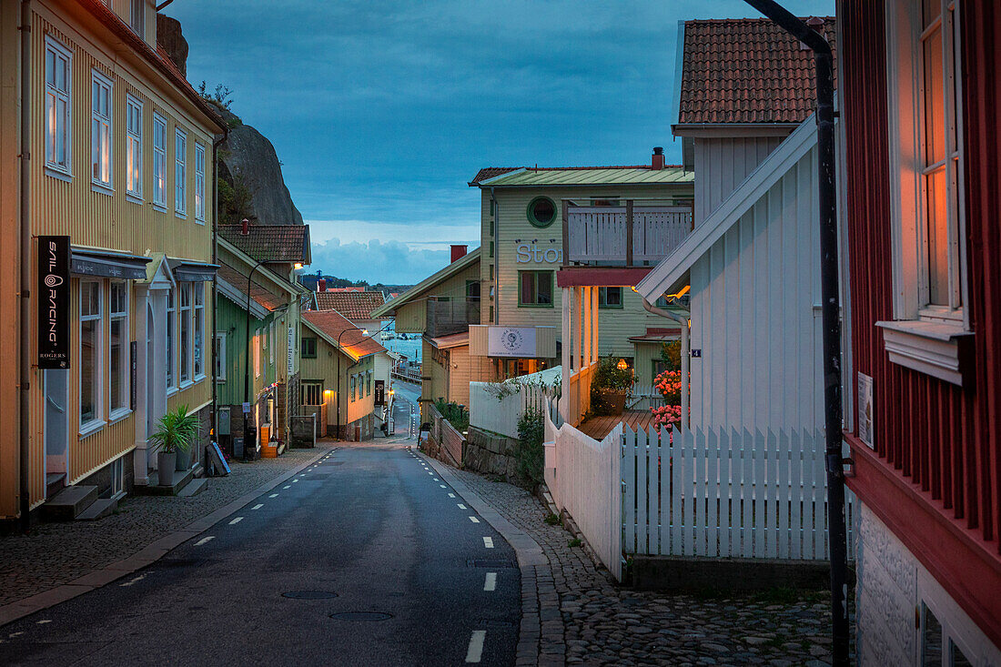 Strasse im Dorf Fjällbacka bei Nacht, an der Westküste in Schweden 