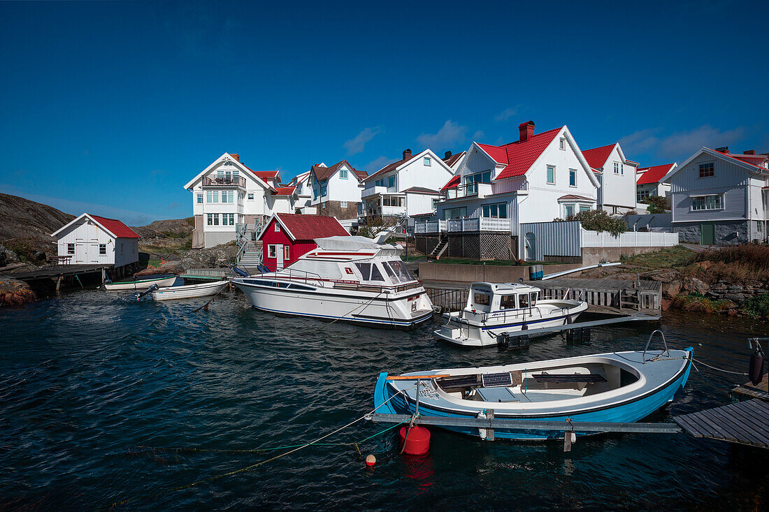 Hafen und weiße schwedische Häuser im Dorf Klädesholmen auf der Schäreninsel Tjörn im Westen von Schweden\n