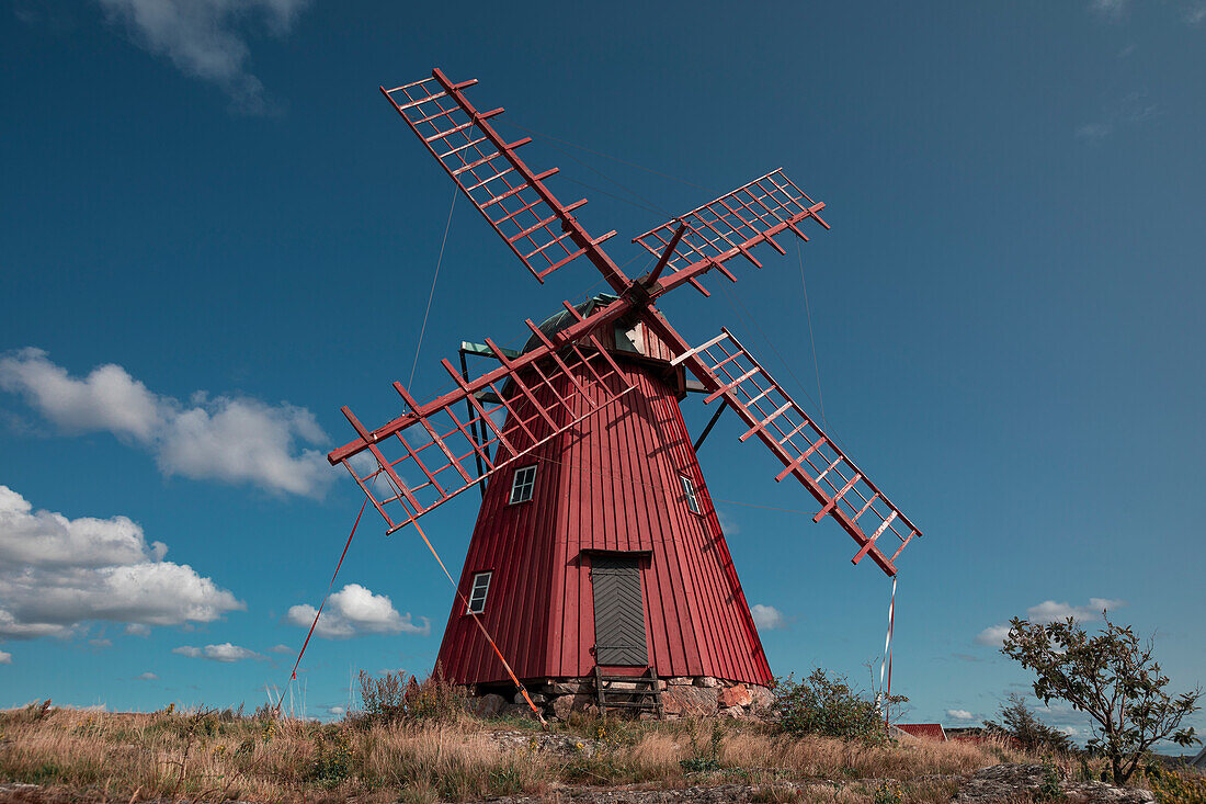Alte Windmühle bei Mollösund auf der Schäreninsel Orust an der Westküste von Schweden, Sonne am Tag mit blauem Himmel
