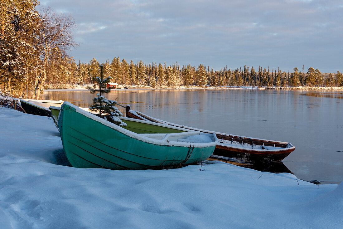 Verschneite Boote am Särkijervi, Muonio, Lappland, Finnland