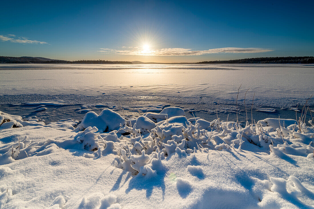 Winter am Äkäsjärvi, See nahe Muonio, Lappland, Finnland