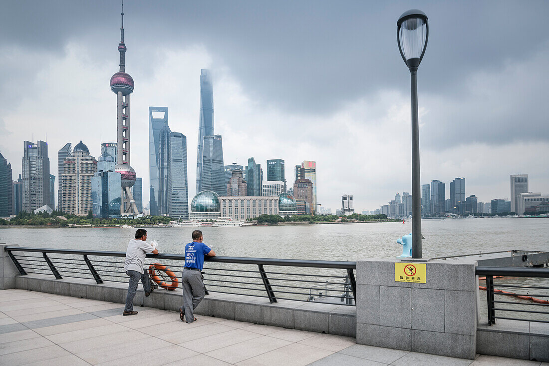 Blick auf Skyline von Pudong, Shanghai, Volksrepublik China, Asien