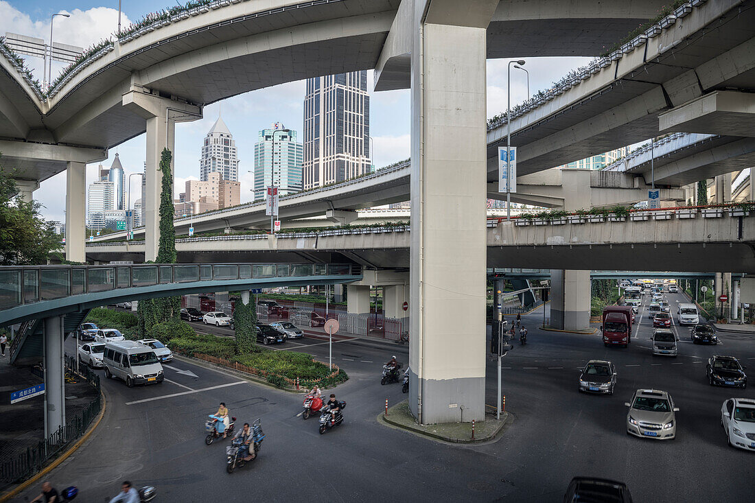 famous Yan An intersection in Shanghai, … – License image – 71376510 ...