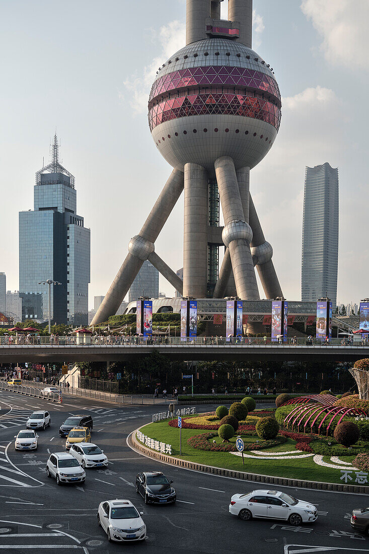 Fernsehturm Oriental Pearl Tower in Pudong, Pudong, Shanghai, Volksrepublik China, Asien