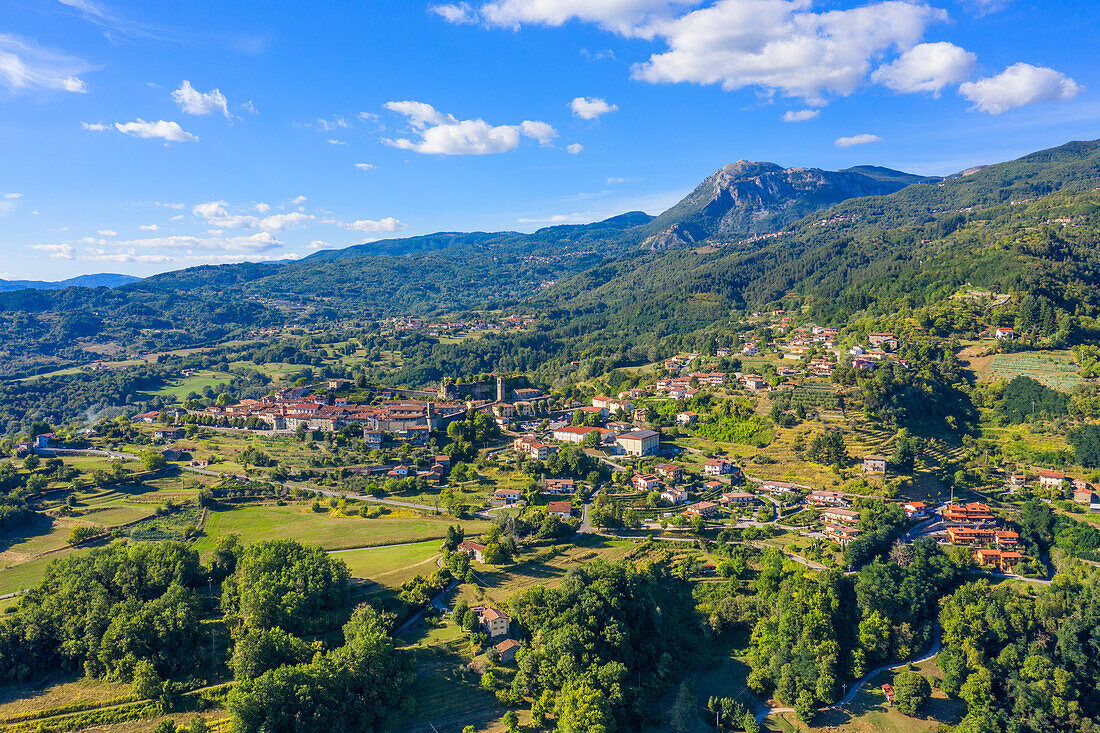 Luftbild von Castglione di Garfagnana, Garfagnanatal, Provinz Lucca, Toscana, Italien
