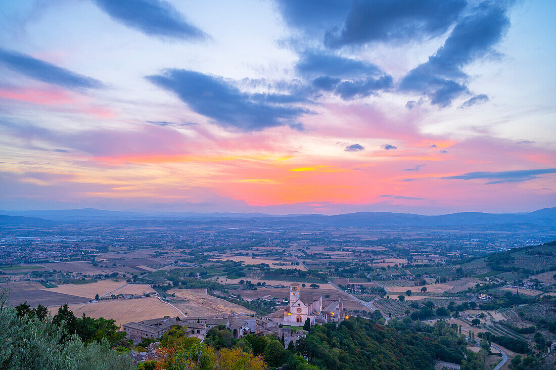 Sonnenuntergang über der Basilica di San Francesco in Assisi, Provinz Perugia, Umbrien, Italien