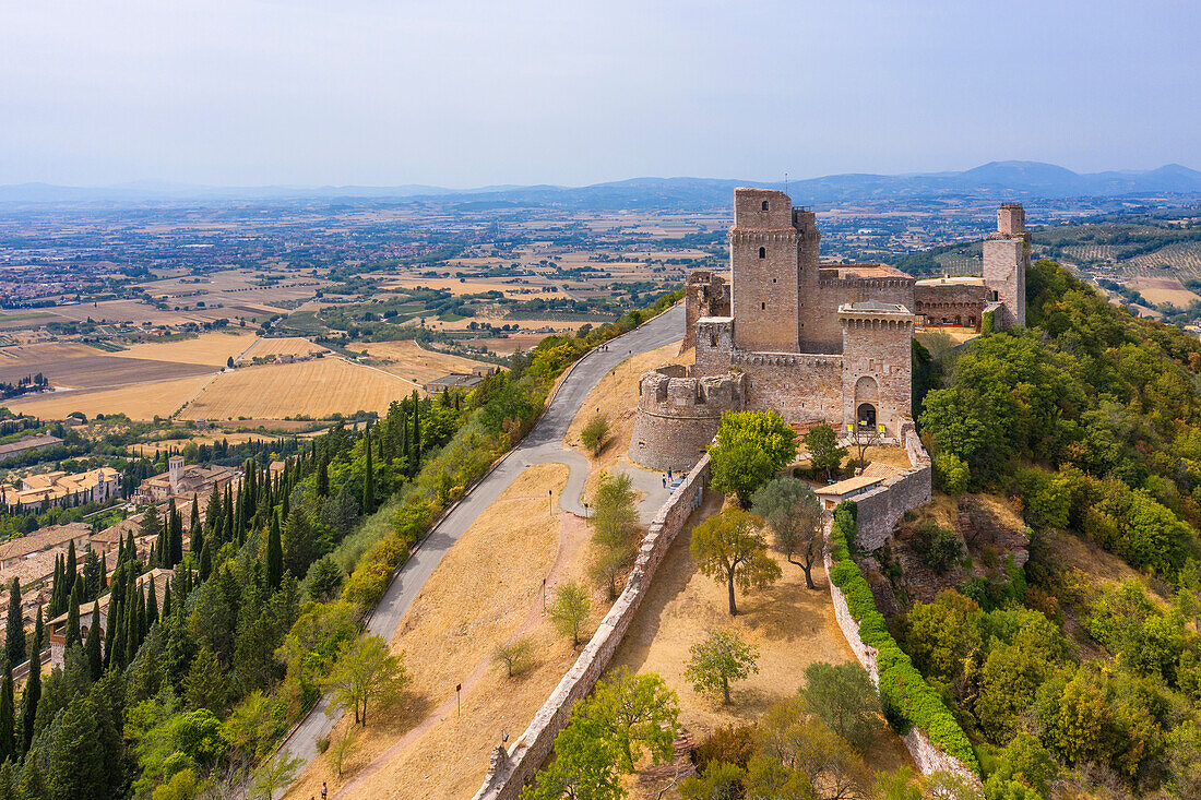 Luftaufnahme der Burg Rocca Maggiore in Assisi, Provinz Perugia, Umbrien, Italien