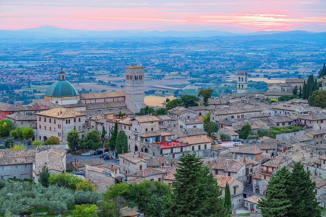 Sunset with a view to the Cathedral of San Rufino in Assisi, Province of Perugia, Umbria, Italy