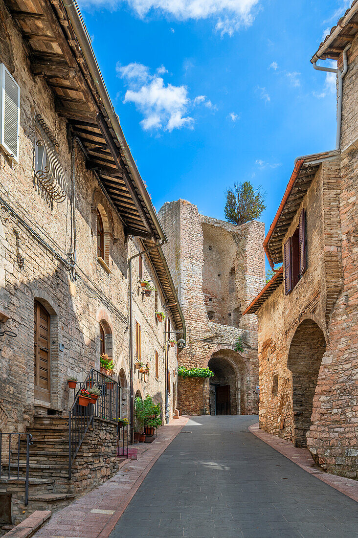 Die Porta San Giacomo in Assisi, Provinz Perugia, Umbrien, Italien