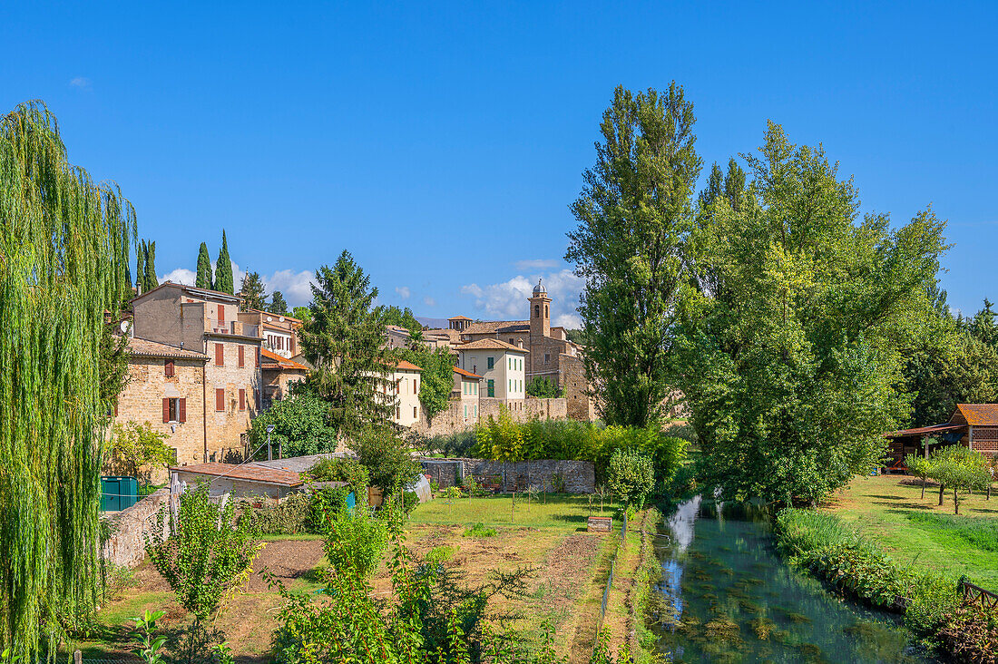 Der Fluss Clitunno mit der Chiesa Santa Margerita in Bevagna, Provinz Perugia, Weinstraße Sagrantino, Umbrien, Italien