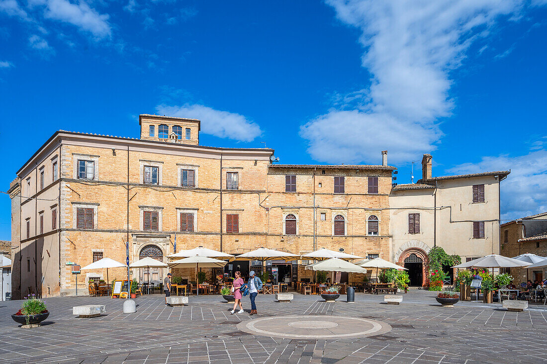 Piazza del Commune in Montefalco, Provinz Perugia, Weinstrasse Sagrantino, Umbrien, Italien
