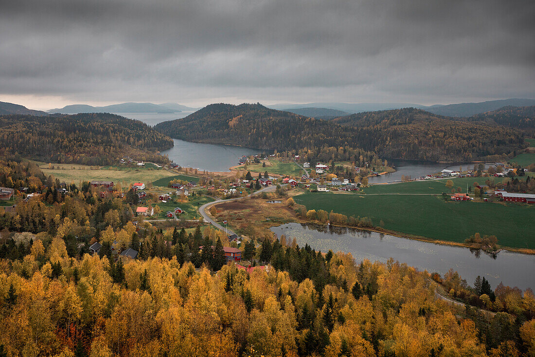 Landschaftspanorama mit Inseln von Höga Kusten am Berg Stortorget im Osten von Schweden im Herbst\n