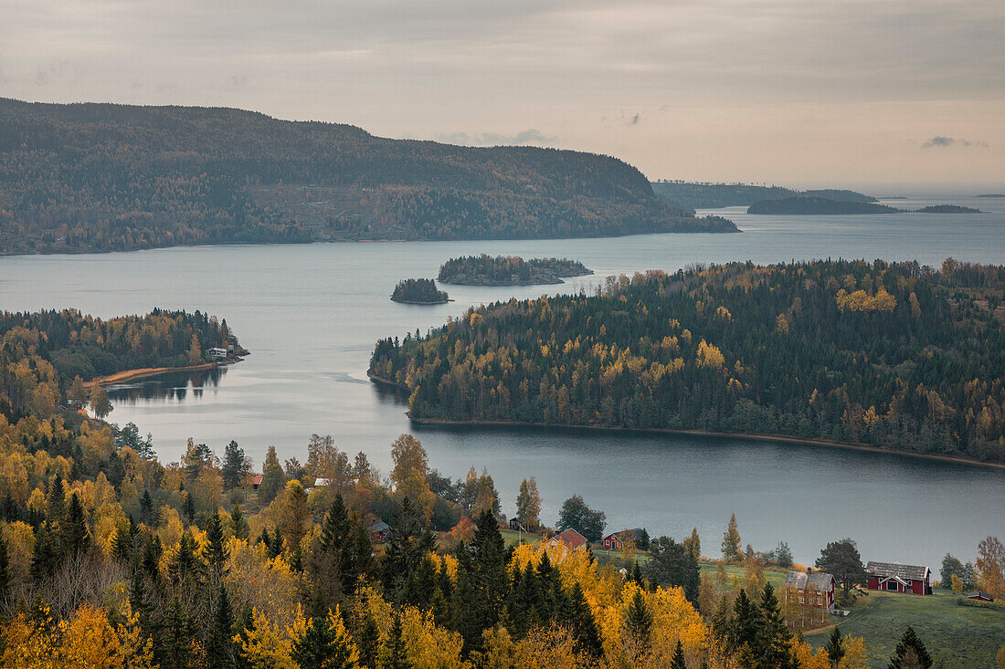 Landschaftspanorama mit Inseln von Höga Kusten am Aussichtspunkt Rödklitten im Osten von Schweden im Herbst\n