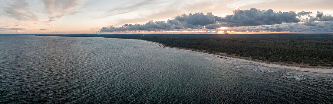 Küstenpanorama am Lyckesand Strand auf der Insel Öland im Osten von Schweden von oben im Sonnenuntergang 