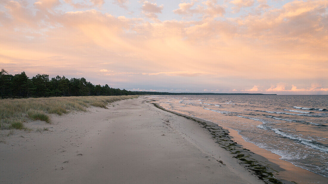 Lyckesand Strand auf der Insel Öland im Osten von Schweden von oben im Sonnenuntergang 