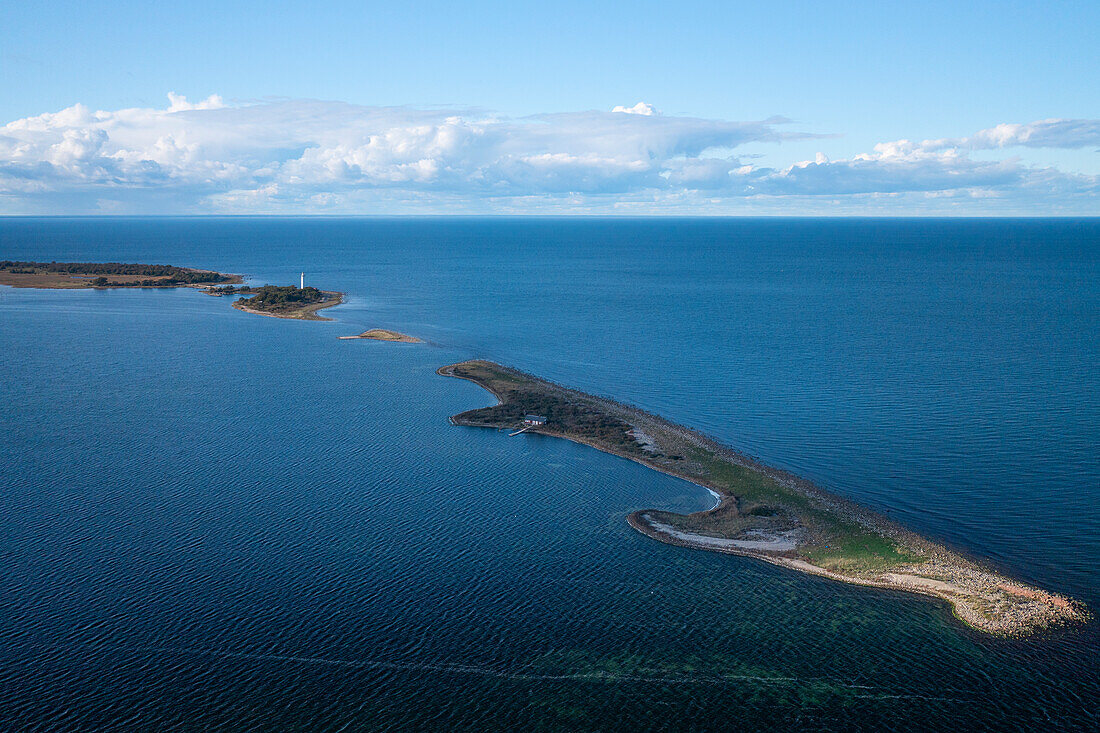 Küste und Leuchtturm Lange Erik im Norden der Insel Öland im Osten von Schweden von oben bei Sonne 