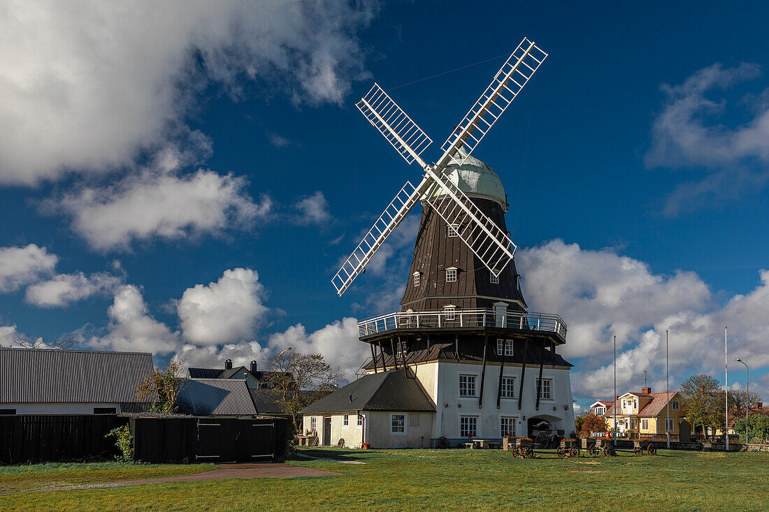 Größte Windmühle Sandviks Kvarn auf der Insel Öland im Osten von Schweden bei Sonne 