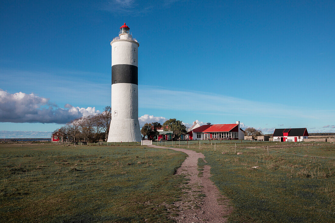 Leuchtturm Långe Jan im Süden der Insel Öland von Schweden bei blauem Himmel 