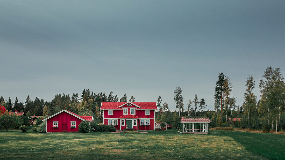 Rotes schwedisches Haus in Dalarna, Schweden\n