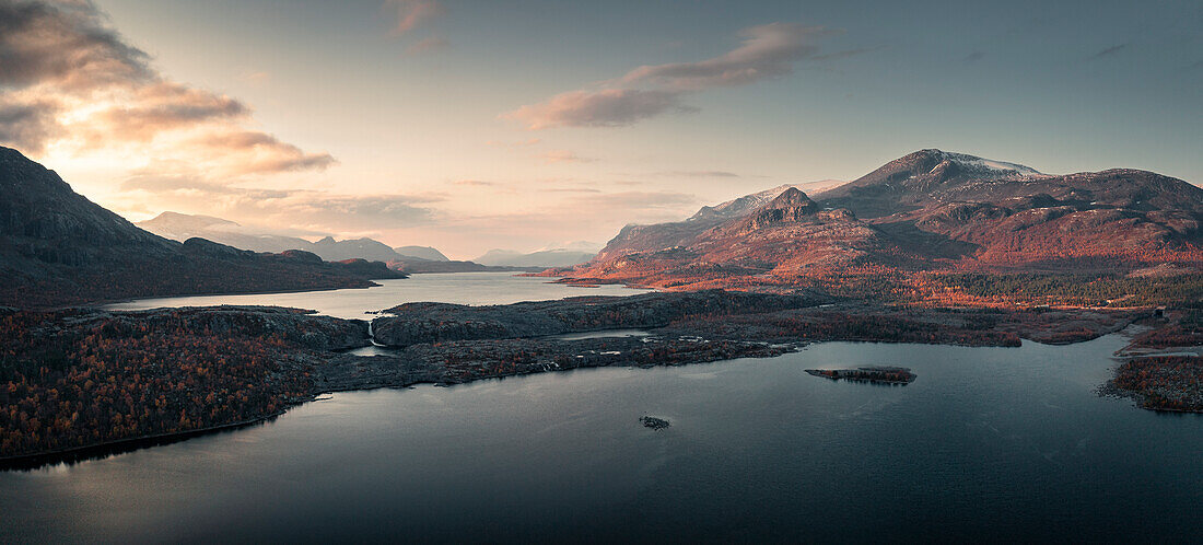 Landschaft mit Bergen und See im Stora Sjöfallet Nationalpark im Herbst in Lappland in Schweden von oben\n