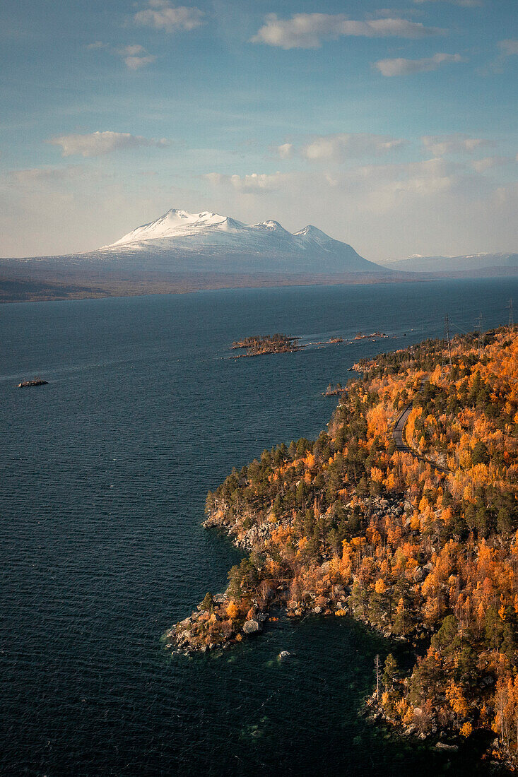 Landschaft mit verschneiten Bergen des Sarek Nationalparks und See im Stora Sjöfallet Nationalpark im Herbst in Lappland in Schweden von oben\n