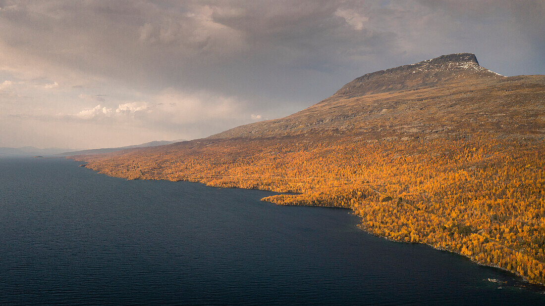 Landschaft mit Bergen und See im Stora Sjöfallet Nationalpark im Herbst in Lappland in Schweden von oben
