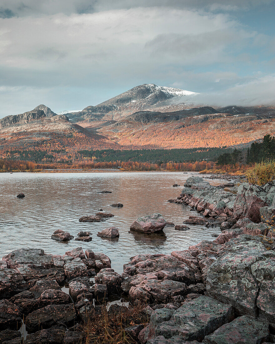 Landschaft mit Bergen und See im Stora Sjöfallet Nationalpark im Herbst in Lappland in Schweden\n