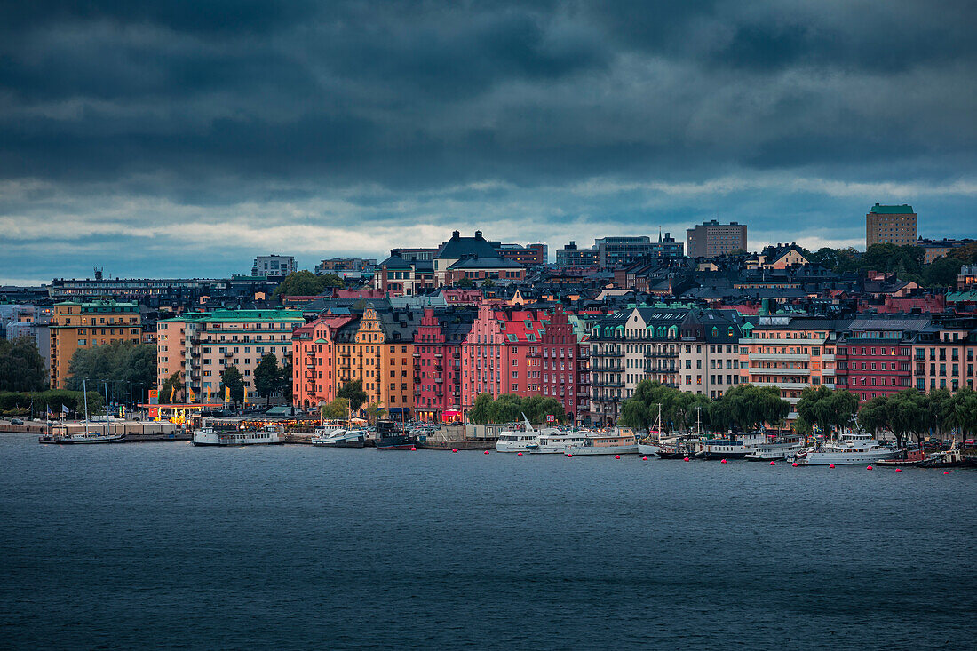 Bunte beleuchtete Hausfassaden von Kungsholmen in Stockholm in Schweden am Abend\n