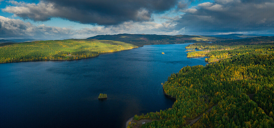 Landschaft mit Wald und See im Jämtland in Schweden\n