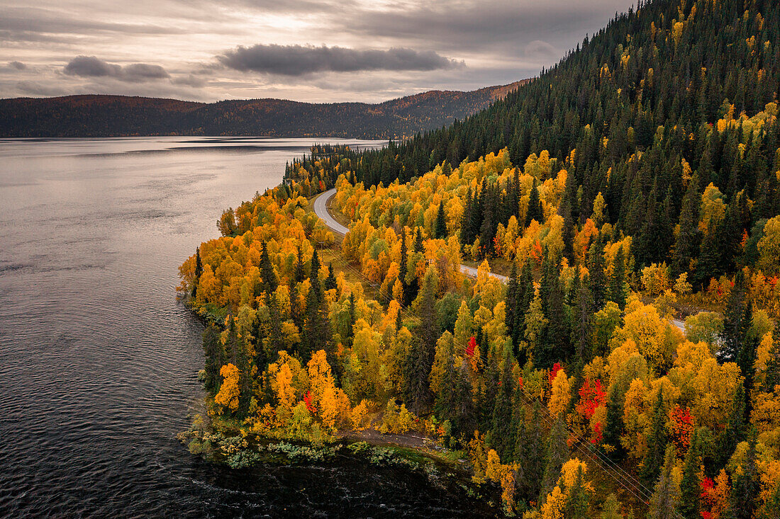 Landschaft mit Bergen, See und Bäumen im Herbst in Jämtland in Schweden von oben\n